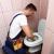 Comment déboucher vos toilettes efficacement : les solutions à adopter