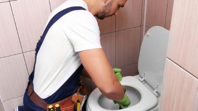Comment déboucher vos toilettes efficacement ? Les solutions