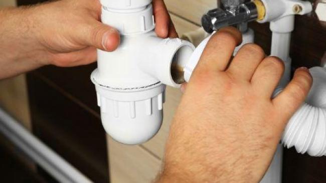 Comment déboucher un lavabo efficacement ?