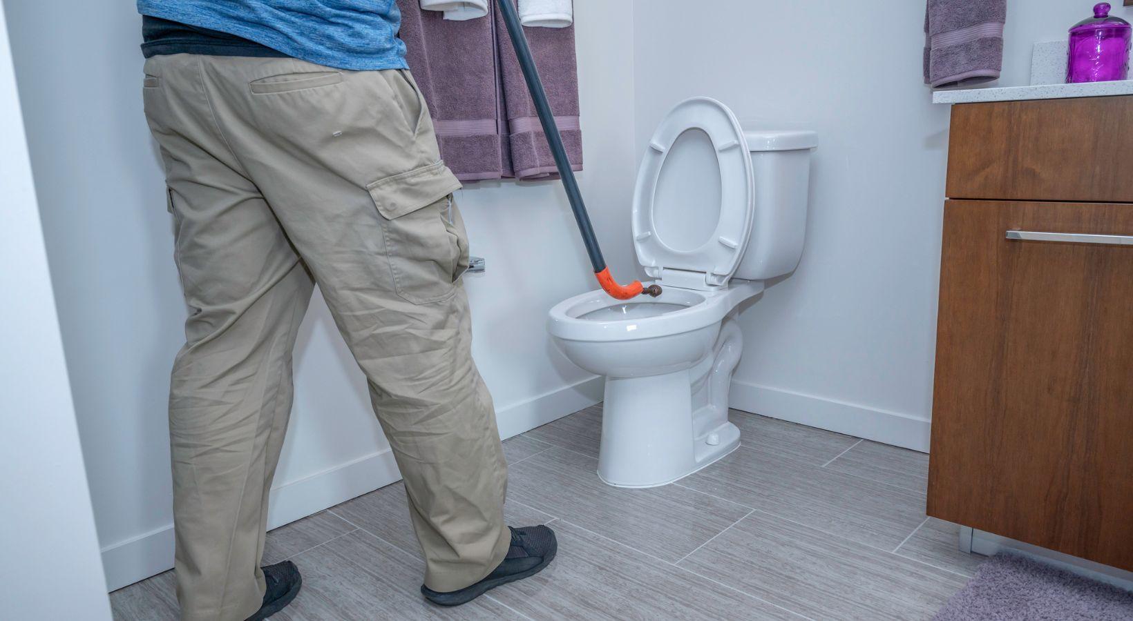 Comment déboucher des toilettes ? Nos solutions d'urgence – Blog BUT