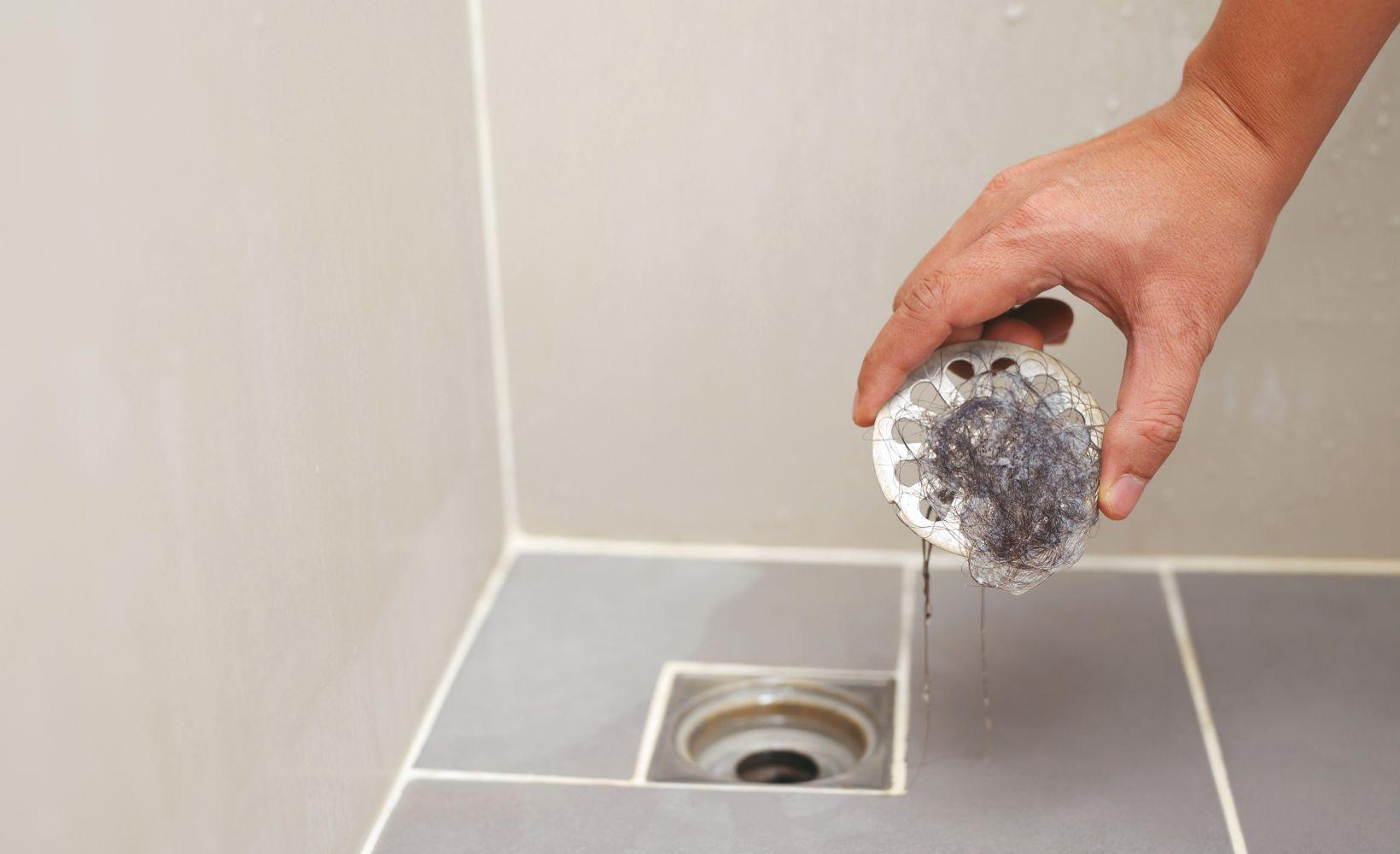 Comment déboucher une douche ? - Côté Maison