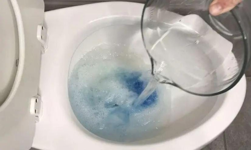 Deboucher les toilettes avec du liquide vaisselle et de l eau chaude