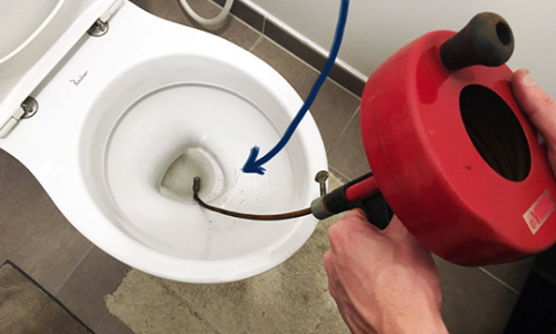Deboucher un wc avec un cable de debouchage
