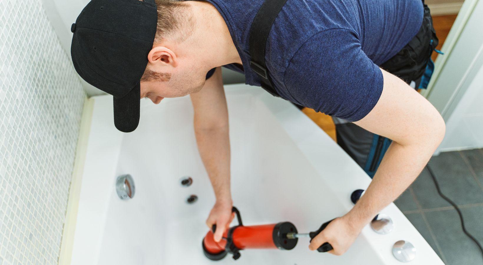 Déboucher une baignoire : astuces et techniques