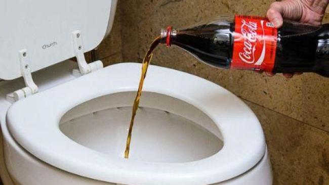 Déboucher vos toilettes au Coca-Cola : mythe ou réalité ?