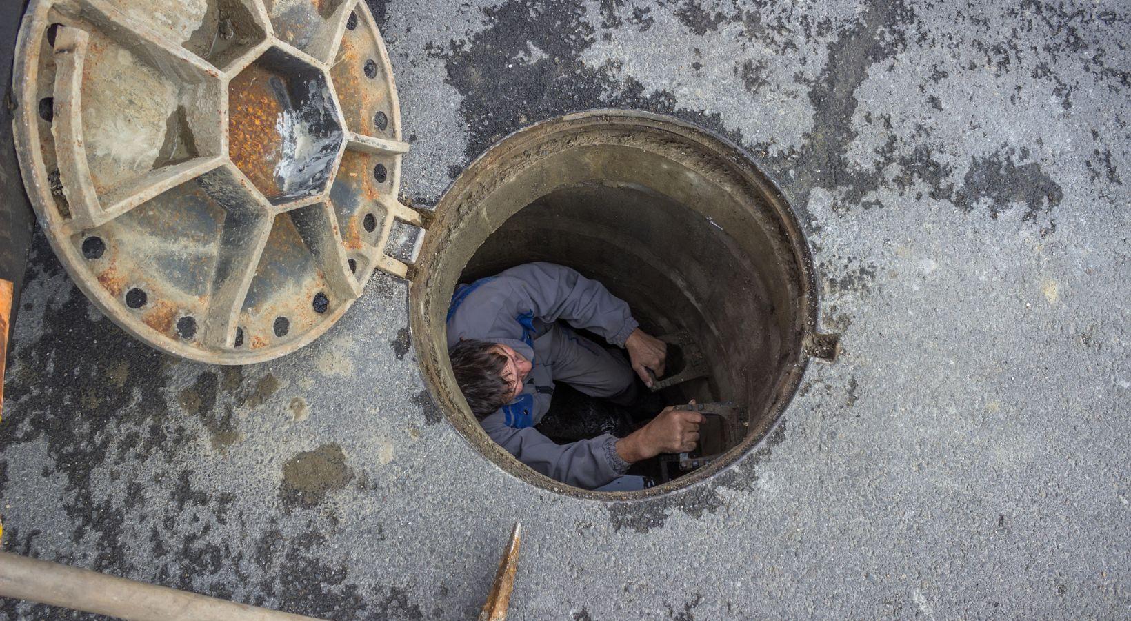 Quand un deboucheur professionnel descend dans les egouts de la rue