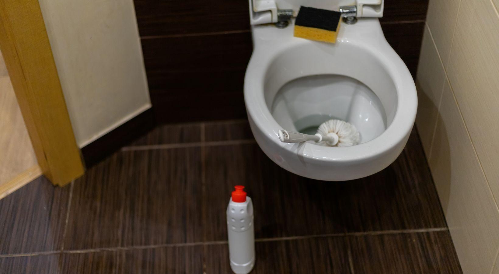 7 astuces pour déboucher les toilettes sans ventouse